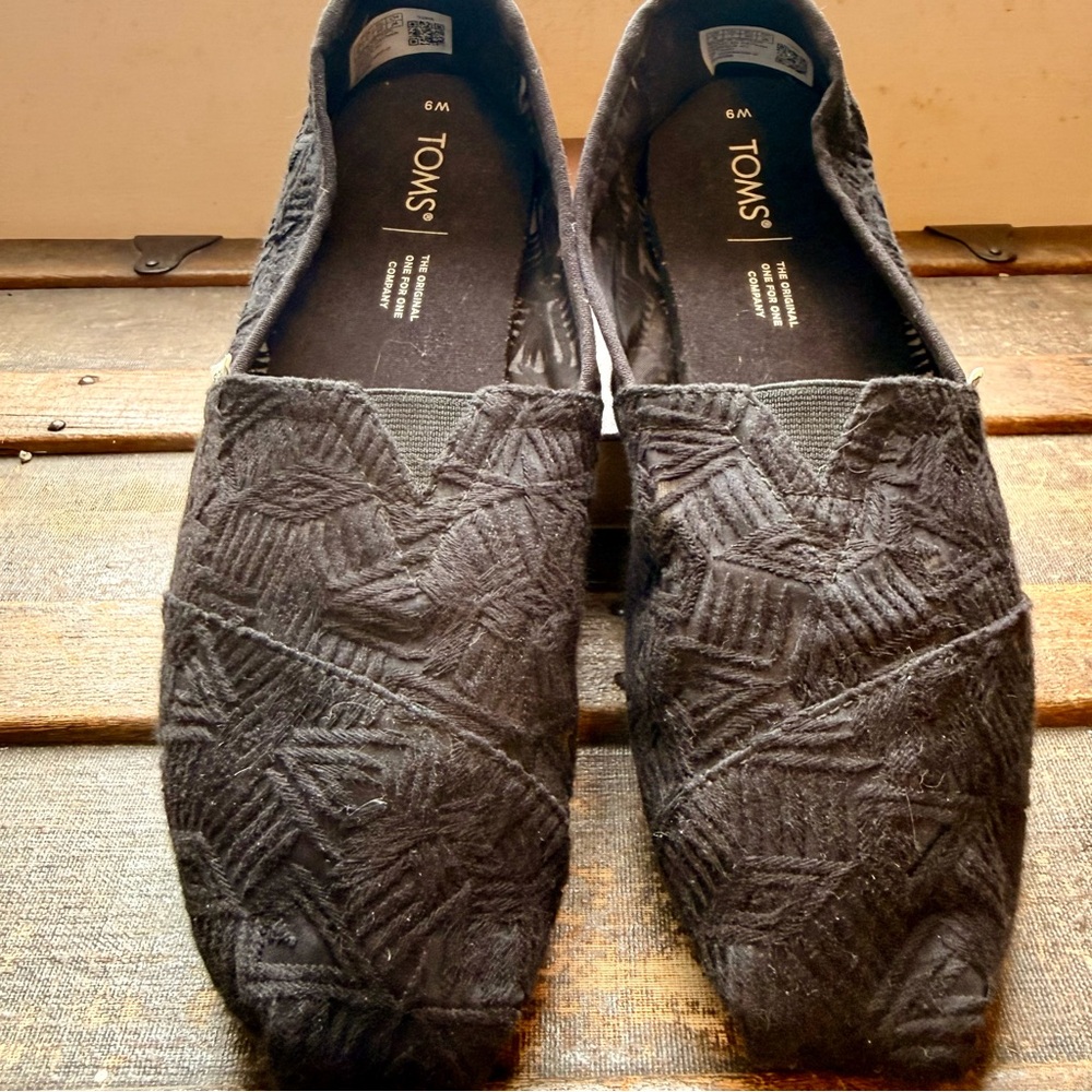 Toms Alpargata Black Geometric Lace Slip On Flats - Women’s Size 9 - Picture 2 of 5